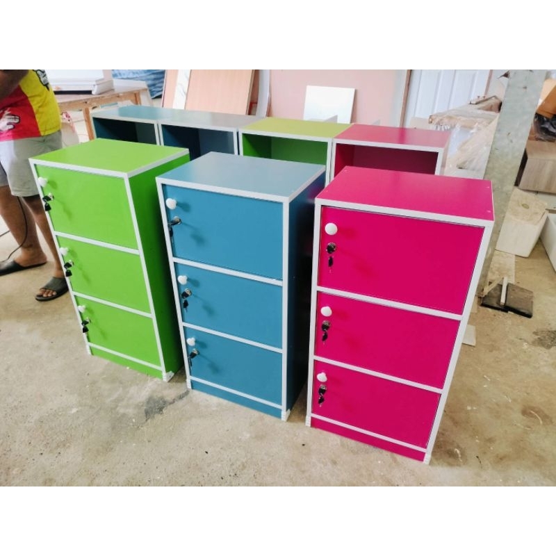ตู้ล็อคเกอร์ 3 ชั้น มีบานปิดมีกุญแจ