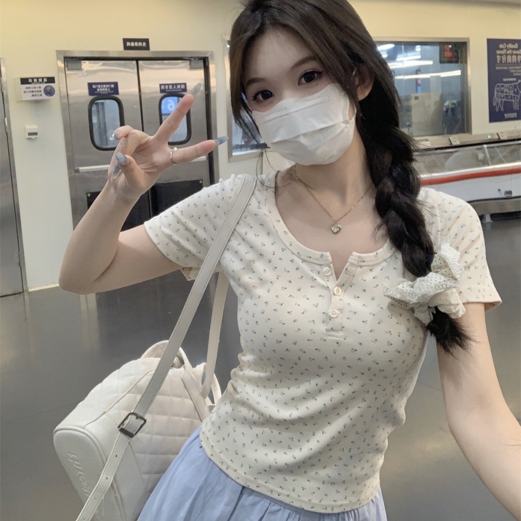 QY.Shop⭐️พร้อมส่ง เสื้อครอปเเขนสั้นสีนวลลายดอกไม้ สไตล์เกาหลี สินค้าราคาพิเศษ⭐️”232-T” ราคา ถูกที่สุด ดีลบีเคเค แกลเลอรีภาพที่ 5