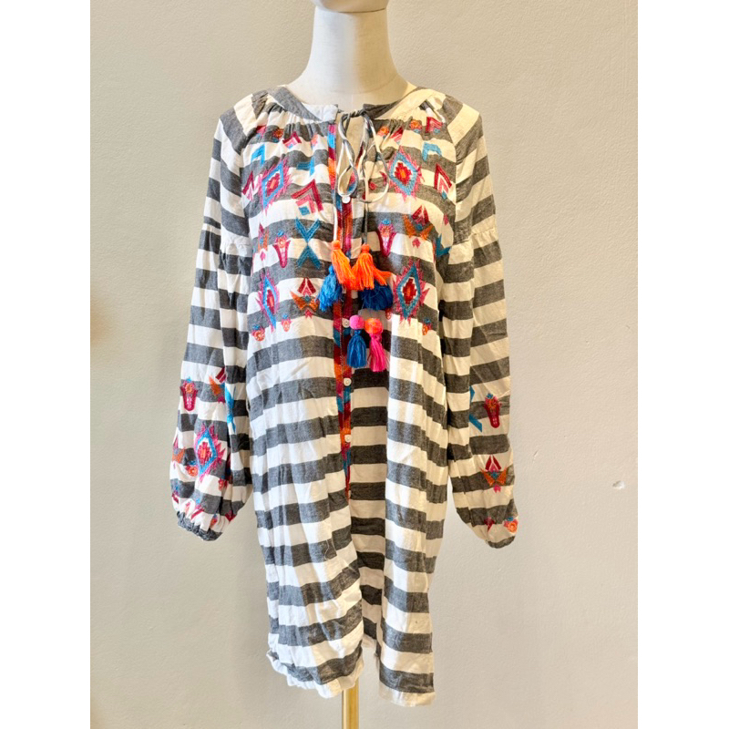 เดรสมือสอง (ZA11) เดรสปักลาย เทาขาว