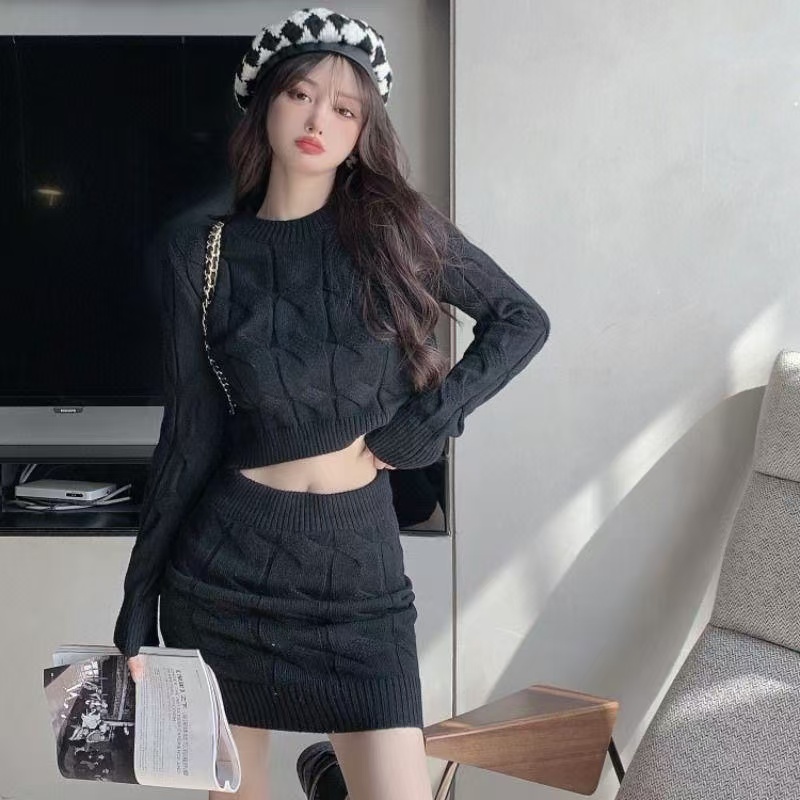 ฤดูใบไม้ร่วงและฤดูหนาวหนาถักเสื้อสเวตเตอร์ถักชุดกระโปรงผู้หญิงแขนยาวบางสะโพกครอบคลุมกระโปรงสั้นชุดสองชิ้น