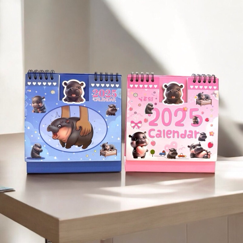 (พร้อมส่งในไทย)ปฎิทินตั้งโต๊ะ ปี2025 ลายน้องหมูเด้งสุดน่ารัก