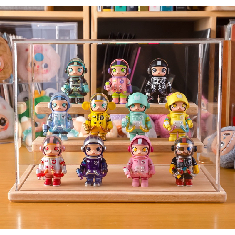 พร้อมส่ง - กล่องอะคริลิค ฐานไม้ ใส่หุ่นตัวเล็ก 100% เช่น bearbrick 100% molly 100% สินค้าแข็งแรง เนื้อหนา งานไทยผลิต