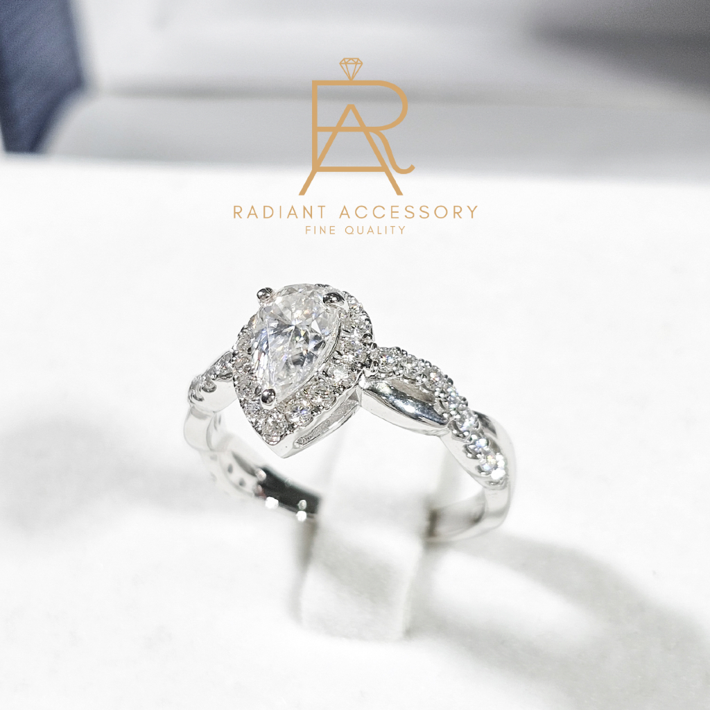 แหวนเงินแท้ ฝังเพชร Moissanite Pear cut 1 กะรัต ก้านลายถักและฝังบ่าข้าง ชุบทองคำขาว