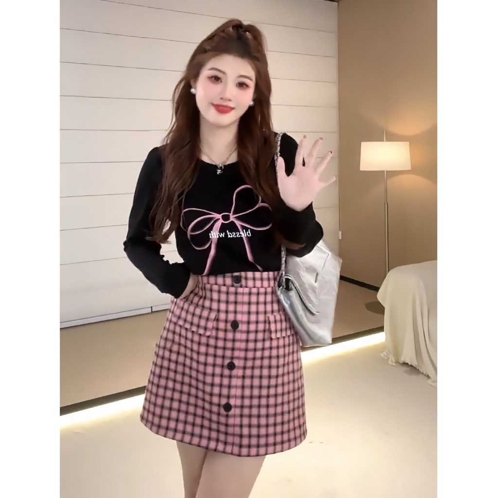 【ใหม่】M-4XL ชุดสองชิ้นสไตล์เกาหลี สวยหวาน เสื้อยืดแขนยาว โบว์ + กระโปรงทรงเอลายสก็อต สำหรับสาวพลัสไซส์ ช่วยให้ดูเพรียว