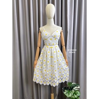 BT 09-9519 เดรสสั้นสายเดี่ยวดอกไม้สีขาวแต่ตรงกลางเหลือง แต่ง…