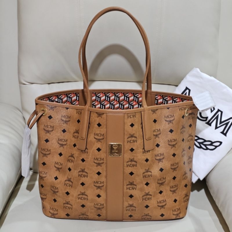 Size M  (ไม่มีใบลูก) ✧.* พร้อมส่ง ✔ ของแท้ 100% ✧.*  Mcm Reversible Shopper  Tote