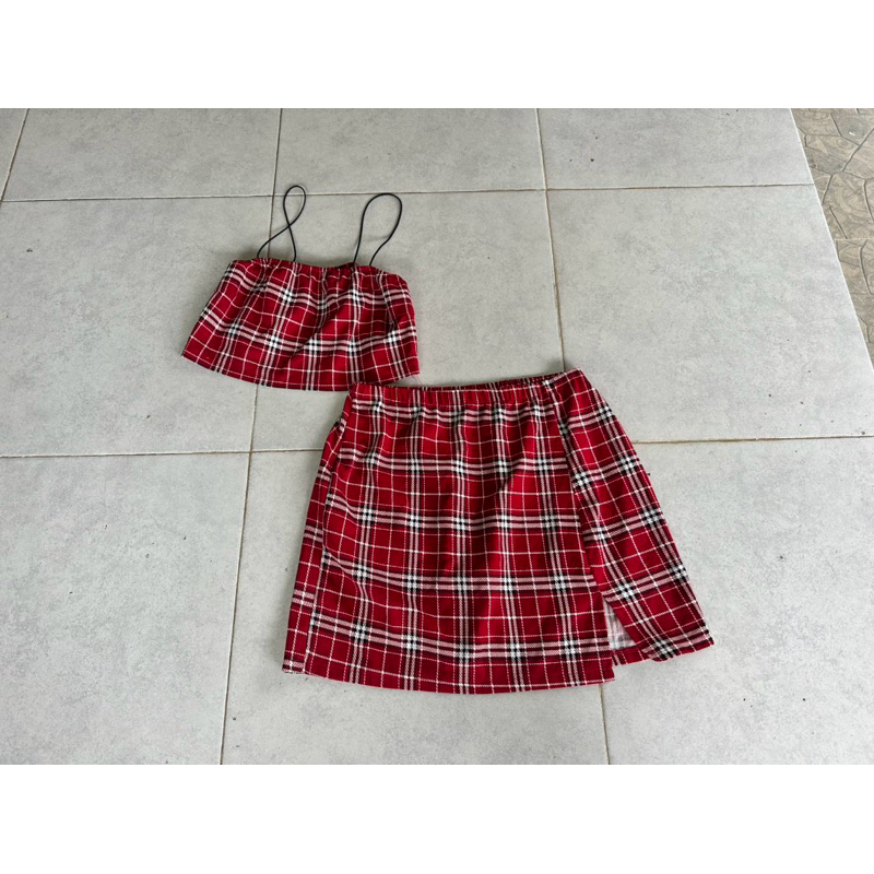ชุดเซท เสื้อสายเดี่ยว กระโปรงเอวยืด ลายสก็อตสีแดง size L ป้าย MUENFUN เหมือนฝัน