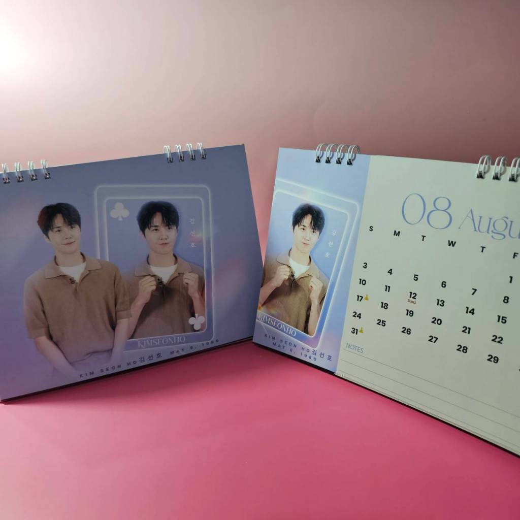 ปฏิทินตั้งโต๊ะ 2025 คิมซอนโฮ ขนาด 6*8 นิ้ว 28 หน้า พร้อมกระเป๋าสะพาย ราคาพิเศษ