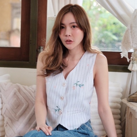 [โค้ดช้อปปี้ 30% เหลือ 370 บาท] MERR THAILAND - เสื้อ Vest ผ้าลินินปักลายดอกไม้
