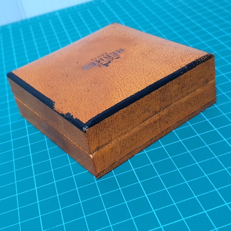 กล่อง HERMES กล่องใส่กำไลข้อมือ⚠️สินค้ามือสอง⚠️รบกวนอ่านก่อนนะคะ🙏🙏