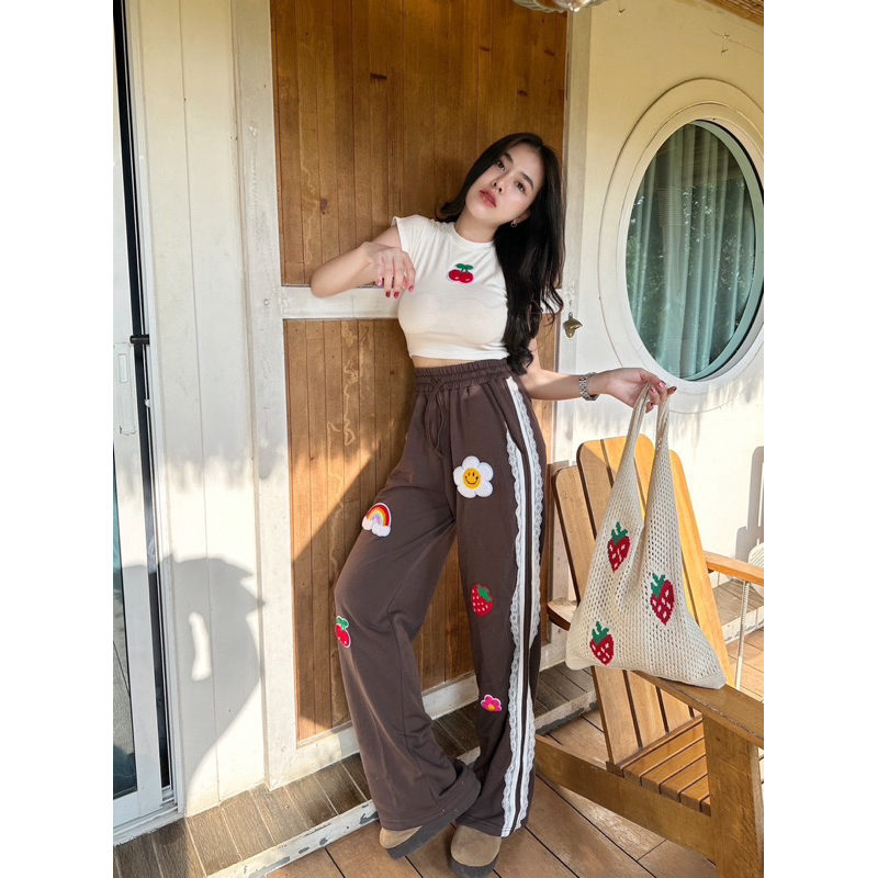 Lanta set 2 ชิ้นเสื้อเนื้อดีติดอะไหล่น้อน เชอรี่ ทรงสวย น่ารัก ให้ลุคสาวน้อย ขายาวสุดฮิตแต่งแถบผ้าดี แต่งอะไหล่เเน่นๆ