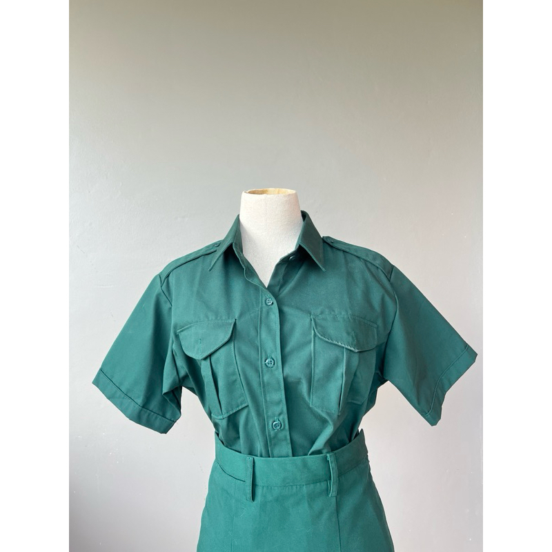 เสื้อเนตรนารี (สีเดียวกับกระโปรง)
