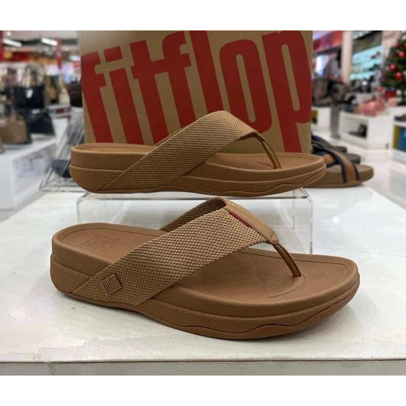 FITFLOP SURFER รองเท้าแตะแบบหูหนีบผู้ชาย รุ่น AQ2-B87 สี CLASSIC TAN