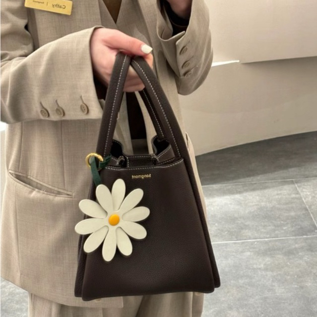 พร้อมส่ง🇹🇭Songmont charm daisy / กระจกแท้ 💯ที่ห้อยกระเป๋าดอกเดซี่ ของแท้ 🥰พวงกุญแจหนังแท้☺️