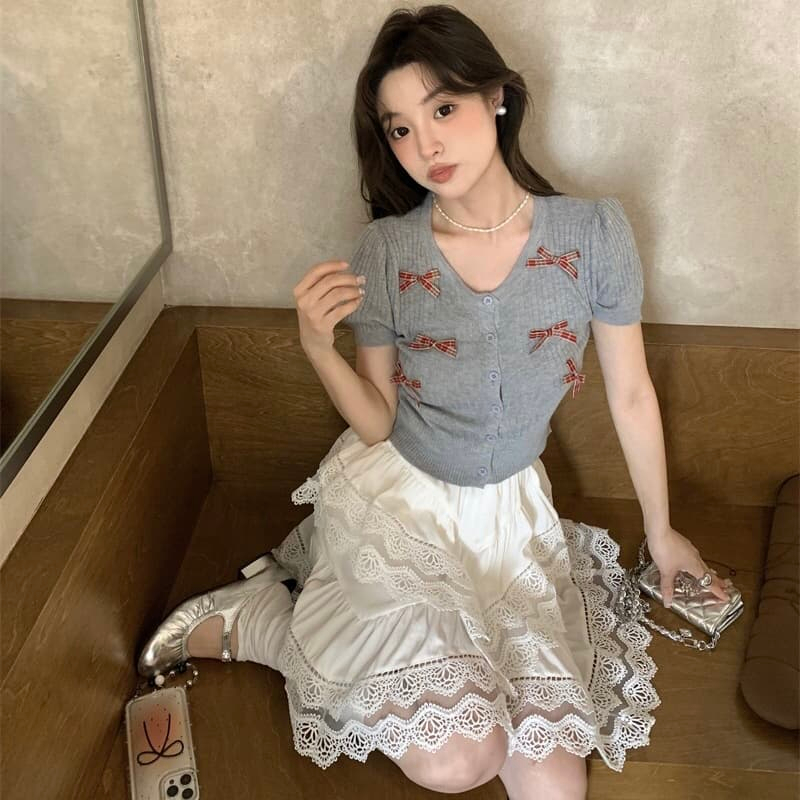 พร้อมส่ง เสื้อไหมพรมคอวีแขนสั้นสีเทา ดีเทลมีเย็บติดโบว์ผ้าลายสก็อตสีแดง กระดุมด้านหน้าถอกได้ ผ้าไหมพรมเส้นเล็กทอร่อง