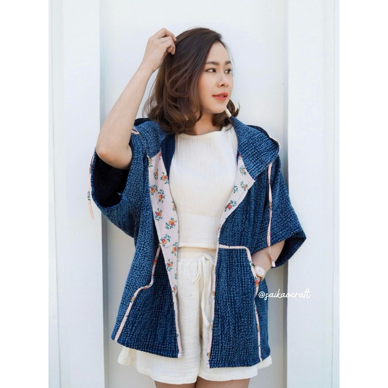 เสื้อฮู้ดจิงโจ้แขนสั้นแต่งผ้าลายดอกชมพู (ผ้ารังผึ้งสโตน)