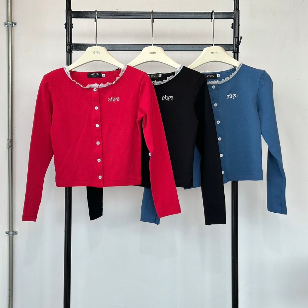 Atipashop - GEMMIE TOP เสื้อแขนยาว คอกลม กระดุมหน้า แต่งคอลูกไม้ ปักโลโก้