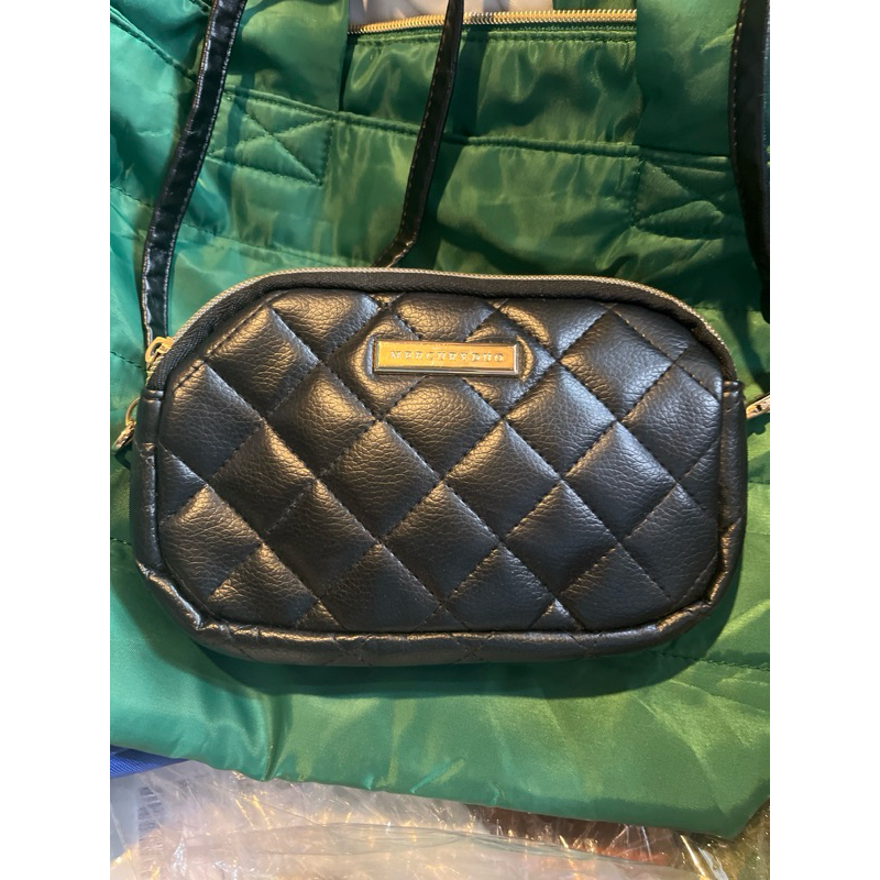 👜 กระเป๋าตู้ญี่ปุ่นใช้สะพาย หนังนวมสีดำสนิท มีสองช่องซิปใช้งาน สภาพใหม่ ขนาด7.5 x5”