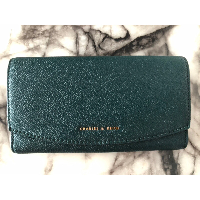 กระเป๋าสตางค์ใบยาว charles & keith