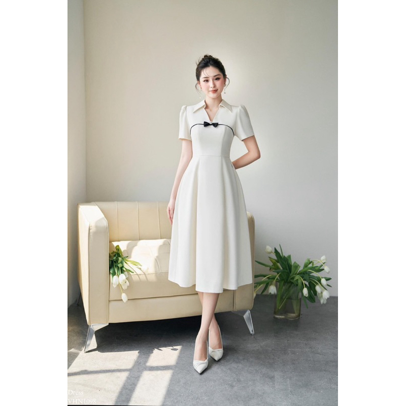 Ticha brand เดรสยาวสีครีมอกแต่งเส้นดำคาดอกและตรงกลางแต่งโบว์ดำติดเพชรเพิ่มมิติให้กับชุด(มีซิปข้าง)