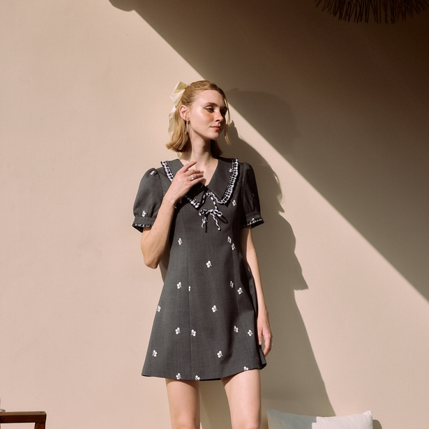 Srynailly Quicty Dress เดรสสีเทาปักด้วยดอกไม้สีขาวเล็กๆสุดคิ้วท์ ปกแต่งดีเทลเก๋ๆใส่คู่สนีกเกอร์หรือคัชชูก็เอาอยู่