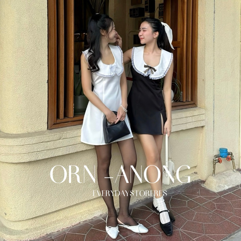 𝐎𝐫𝐧-𝐚𝐧𝐨𝐧𝐠 𝐦𝐢𝐧𝐢𝐝𝐫𝐞𝐬𝐬 (𝟑𝟕𝟎.-) ชุดเดรสแขนกุดคอปก ช่วงคอแต่งดีเทลคอปก มีแถบลูกไม้ มีโบว์น่ารักๆเพิ่มความลูกคุณ