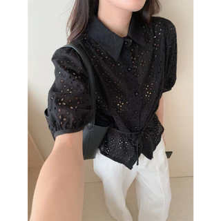 mimi&didi#เสื้อแขนสั้นสีขาวผ้าคอตตอนปักฉลุ เสื้อคอปกยืน กระดุมมุกผ่าหน้า มีริบบิ้น โบว์ให้ผูกช่วงเอว#W518