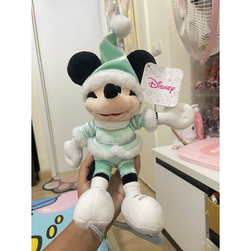 พร้อมส่ง Mickey Mouse winter fun ตุ๊กตามิกกี้เมาส์ ใส่ชุดซานตาคลอสสีเขียว ของแท้ป้ายห้อย ขนาด 8 นิ้ว