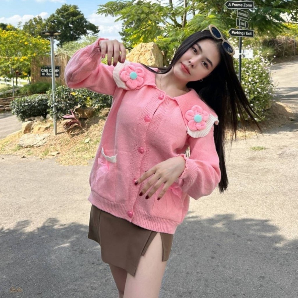 🌈SpinnyHouse🌈เสื้อกันหนาว สเวตเตอร์ไหมพรม แต่งดีเทลดอกไม้ กระดุมหน้าใช้งานได้จริง ผ้านุ่มนิ่มใส่สบาย รุ่น เหลือเชือ