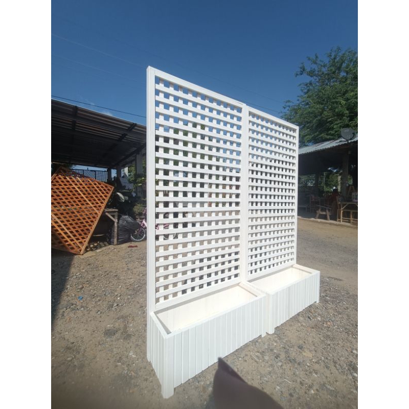 ระเเนงไม้สีโอ๊ค พร้อมกระถางปลูก  ฉากกั้น รั้วไม้ ตกเเต่งบ้าน ใช้งานภายนอก 🦋ราคาต่อ 1 ชิ้น 🎉