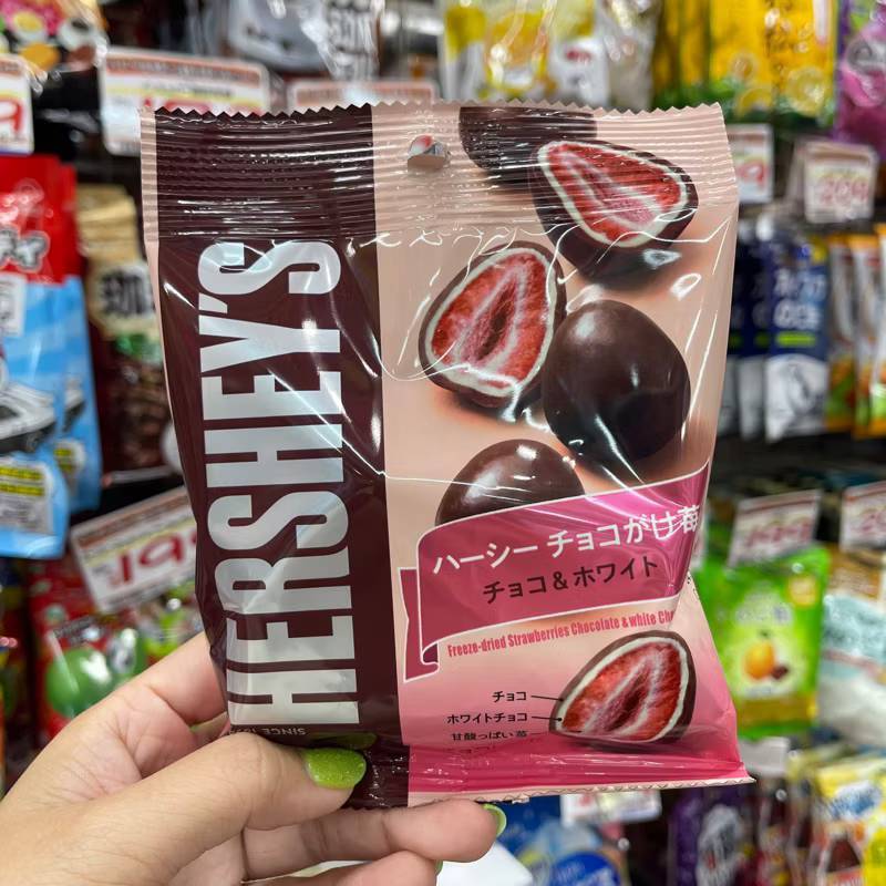 ⭐️ของใหม่จากญี่ปุ่น⭐️ HERSHEY’S เฮอร์ชี่ สตอเบอรี่เคลือบช็อกโกแลตเฮอร์ชี่ มี 2 รส ออกใหม่ 👍🏻👍🏻