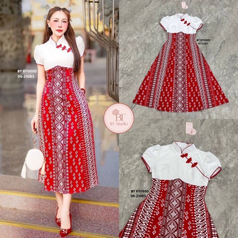 BT เดรสยาวคลุมเข่าแขนสั้น ช่วงคอดีไซส์คอจีน ช่วงบนสีขาว แต่งสายเฉียงติดกระดุมจีนสีแดงครึ่งตัวล่างแต่งผ้าถุงประยุกต์