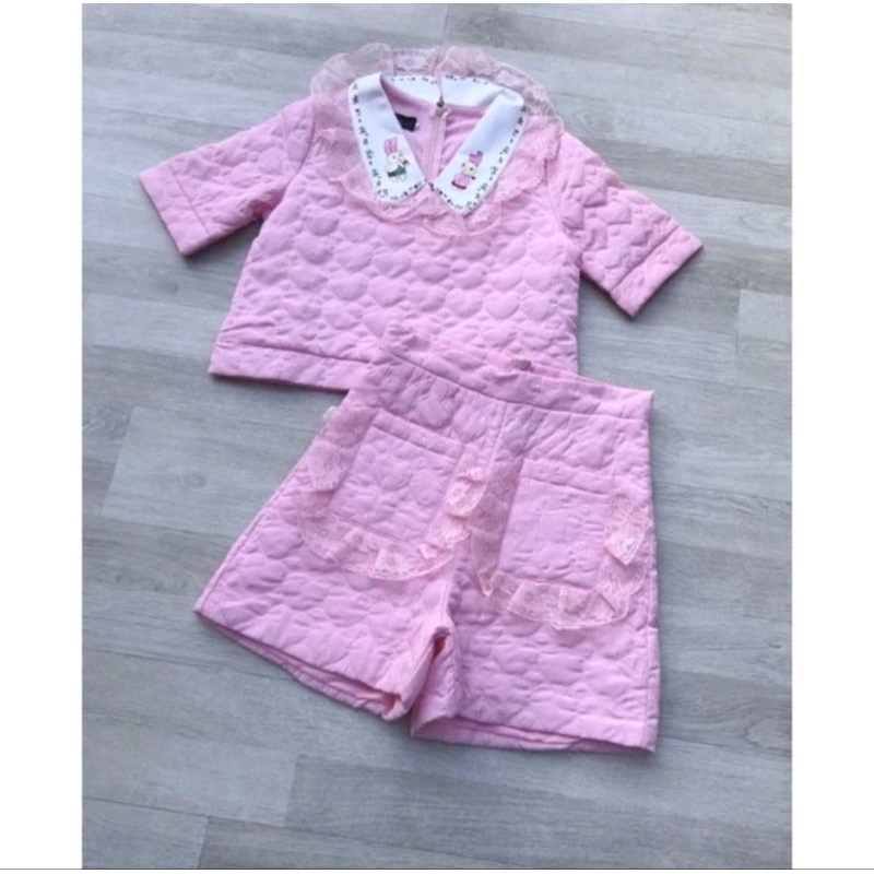 (L)พร้อมส่ง🌸ชุดเซตขาสั้นสีชมพู คอกระต่าย🌸งานป้าย Bo Rich Ta🌸งานมือ1ป้ายห้อย