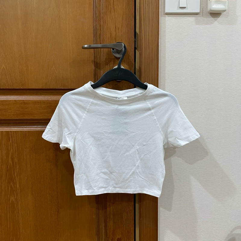 เสื้อครอปสีขาว แบรนด์ H&M ไซส์S (มือ1) แถมไม้แขวนให้