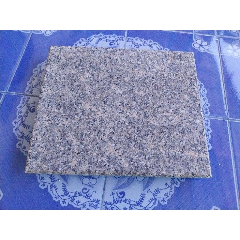 แผ่นหิน ขนาด33×39.5 cm. ผลิตจากหินแกรนิตแท้ลบคมรอบด้านเงางาม รับสั่งตัดตามขนาด