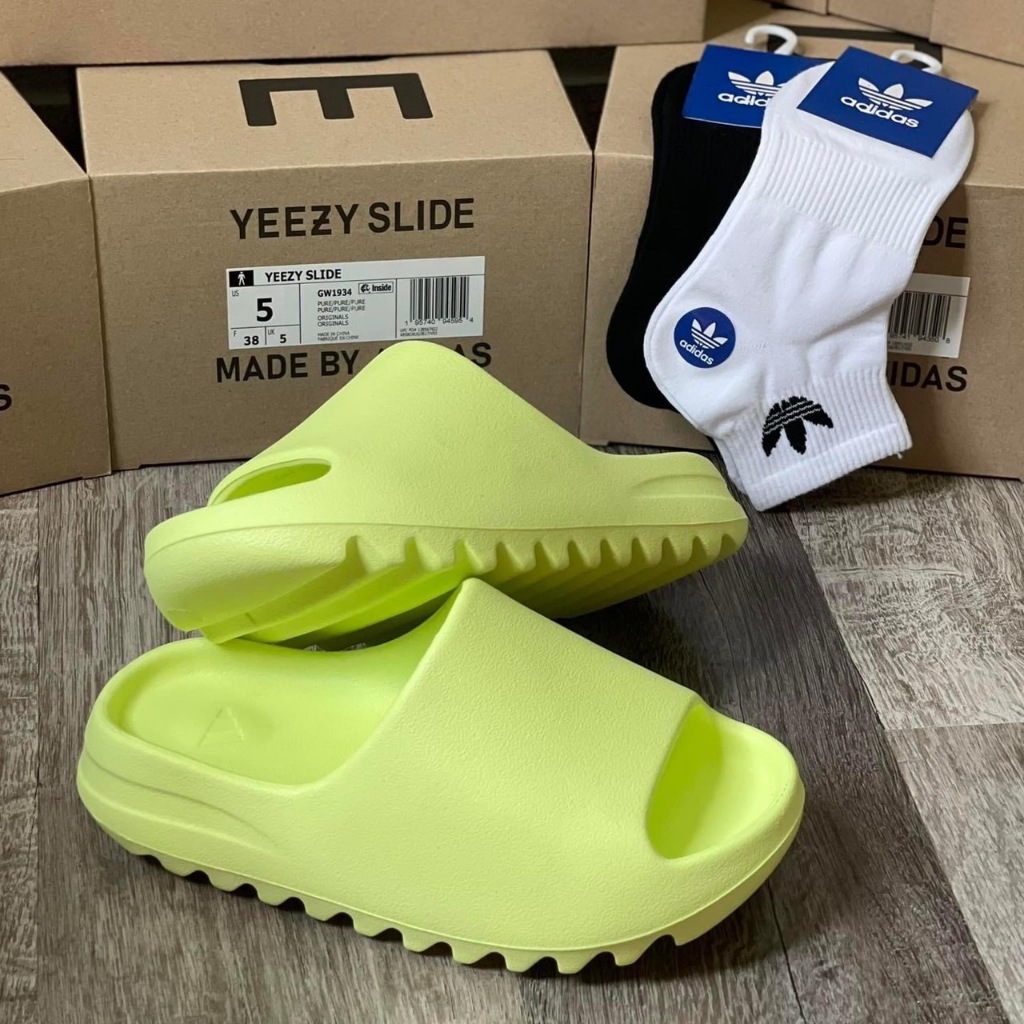 รองเท้าแตะ Adidas Yeezy Slide วัสดุEVA น้ำหนักเบา พื้นนิ่ม สวมใส่สบาย มีความยืดหยุ่น และยึดเกาะได้ดี รูปทรงสวยงามทันสมัย