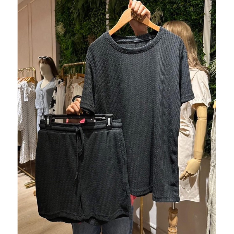 ชุดเซ็ทเสื้อคอกลมแขนสั้นผ้ามีเท็กเจอร์+กางเกงขาสั้นมีเชือกรูดเอว Uniqlo Texture Crew Neck Short Sleeve T-Shirt