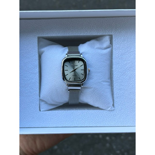 นาฬิกาข้อมือผู้หญิงหน้าปัดเป็นขีดและรูปทรงสี่เหลี่ยมที่ทันสม…