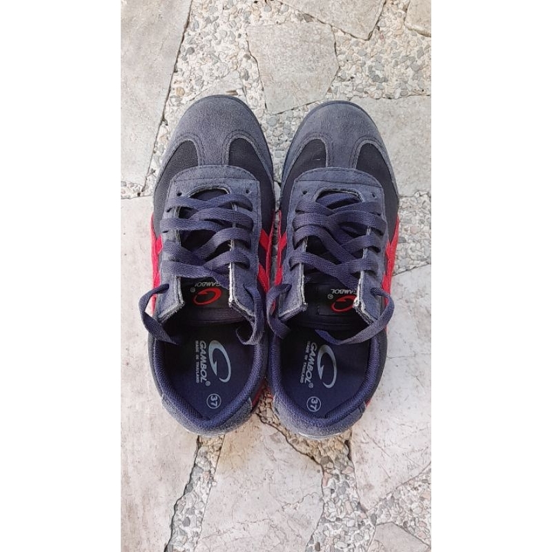 รองเท้าผ้าใบ gambol สีกรม มือสอง