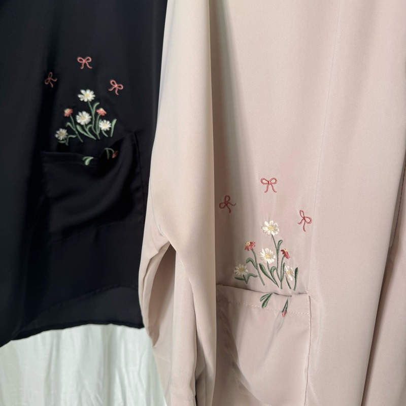 NEW : ANNA BLOUSE มีซิปหน้าปักดอกปักที่กระเป๋า คอกลม แขนยาวปลายปล่อย