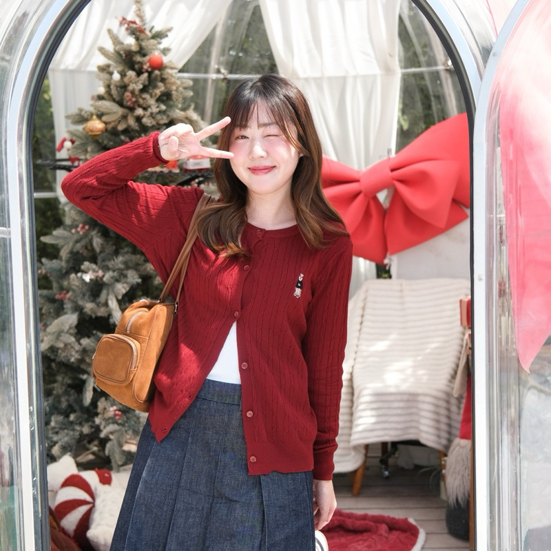 Chakiya.store เสื้อคาดิแกน สีแดง ปักลายน้องหมี