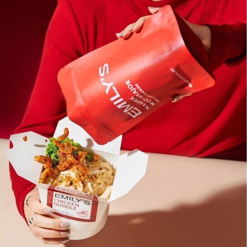 น้ำพริกหมูกระจก Emily's ขนาด 100 กรัม (ร้าน Emily's เส้นหมี่ไก่ฉีกเจ้าดัง) พร้อมเครื่องดื่มชาพีช ชาม