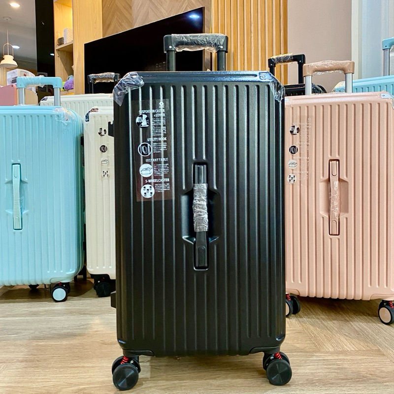 รุ่นใหม่พร้อมส่ง กระเป๋าเดินทาง ทรงถังงานคุณภาพ รุ่นอัพเกรด ฟังชั่นครบ ล้อหมุนรอบทิศทาง มีระบบล๊อคกันลื่น เสริมมุมเพิ่ม