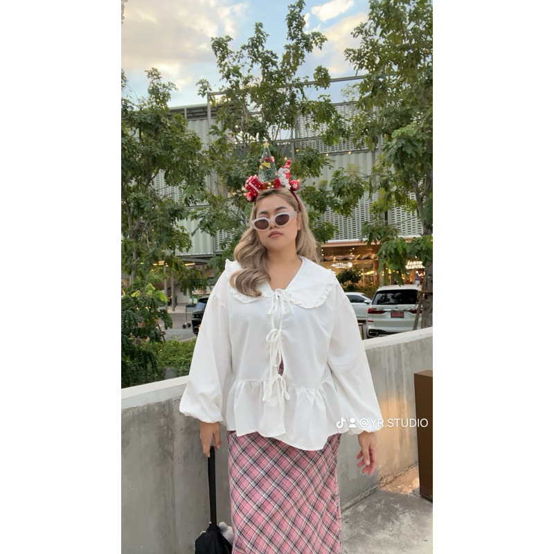 เสื้อเชิ้ตเเต่งคอบัวมีหลายเเบบนะคะ DAINA BOAT COLLAR SHIRT แต่งกุ้นปกดอกไม้เก๋ๆ ทรงเก๋อกใหญ่ใส่สบาย แมทช์ลุคไหนก็เก๋