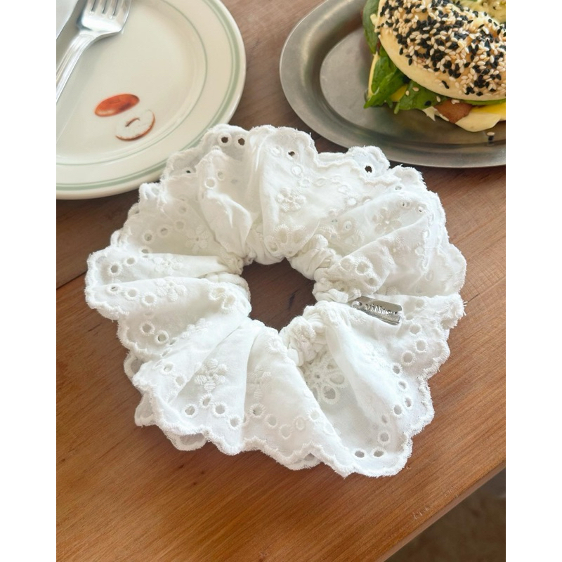 [Limited]villie winter scrunchie ยางหมัดผมผ้าลูกไม้ ดีเทล 4 ชั้น พร้อมป้ายเหล็กแบรนด์ villie
