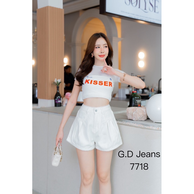กางเกงยีนส์ขาสั้นผ้าด้านสียีนส์ เอวสูงดีไซน์ลูกไม้ขาวรอบขอบเอวและปลายขาเอวสูง12นิ้ว  ยาว13.5นิ้ว  มี