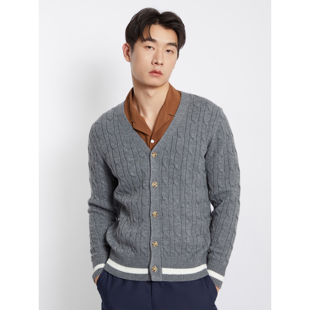 AIIZ (เอ ทู แซด) - AIIZ เสื้อคาร์ดิแกนคอวีผู้ชาย ผ้าถักทอลายเคเบิล AIIZ Men's Cable Flat Knit Cardig