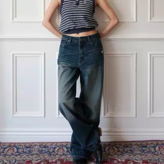 5pm.sun | the real jeans : กางเกงยีนส์ทรง loose fit พร้อมป้ายหนังเลข 5 signature :-)
