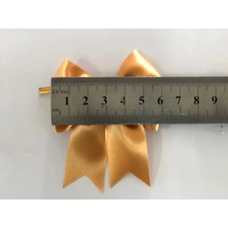 โบว์ติดของขวัญตกแต่งสินค้า ใช้ริบบิ้นขนาด 22MM ขนาดตัวโบว์ 6 cm x 6.5cm บรรจุกล่องละ 50 ชิ้น