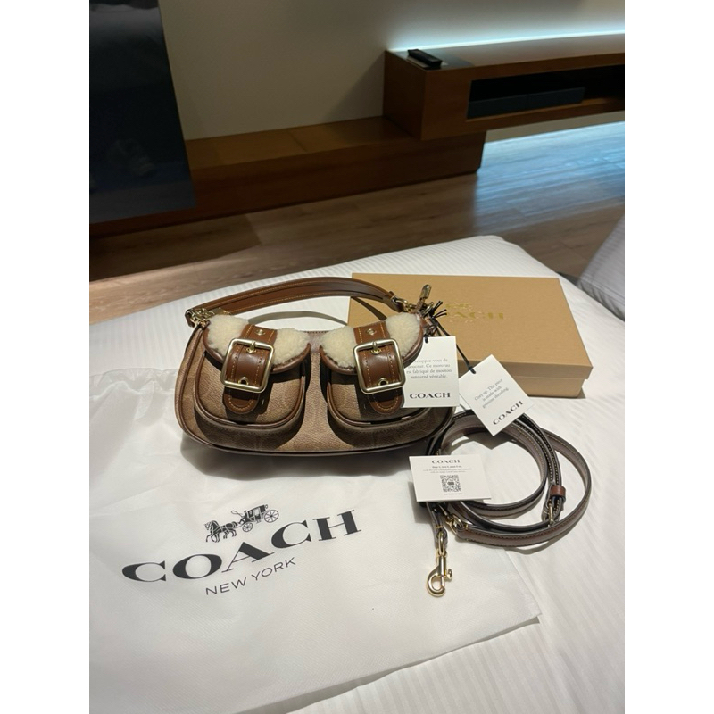 กระเป๋า coach ทรงพอช ( สีน้ำตาล) รุ่นใหม่ รุ่นนี้มีเฉพาะที่ญี่ปุ่นเท่านั้น ของแท้100%